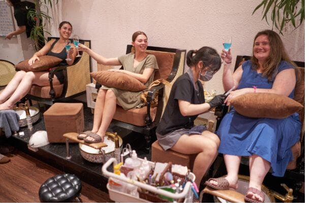 Nhóm khách nước ngoài tại Lisa Nail & Spa